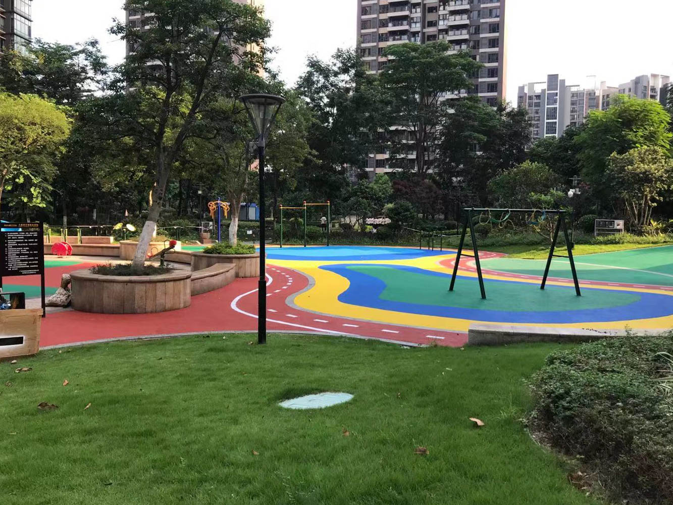 顺德美的集团.美的君兰江山-现浇EPDM地垫-广州市信能体育设施有限公司